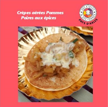 Crêpes aérées, pommes et poires tout juste cuites, citron, sauge, poivre rouge de Kampot et sabayon miel curry coriandre